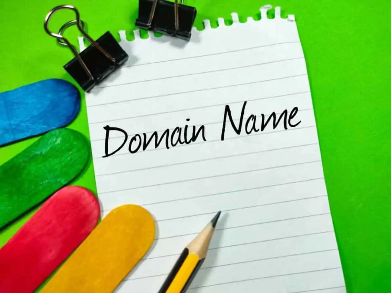 Jeśli chcesz stworzyć swoją stronę internetową to zakup domeny będzie niezbędnym krokiem, jaki musisz wykonać.